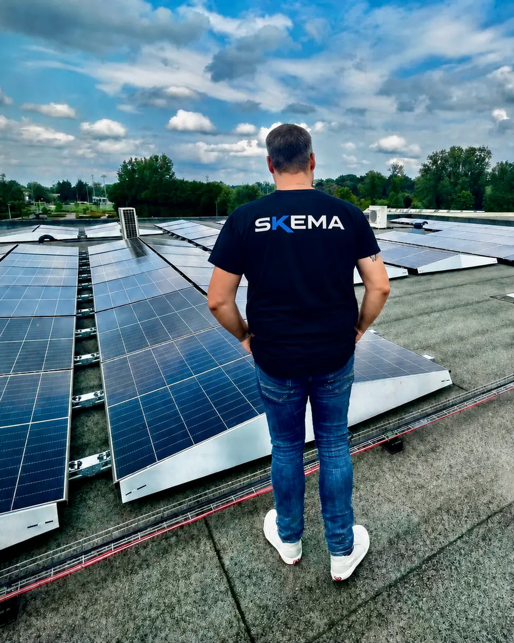 Simon, contrôleur agréé RGIE, sur une toiture équipée de panneaux photovoltaïques