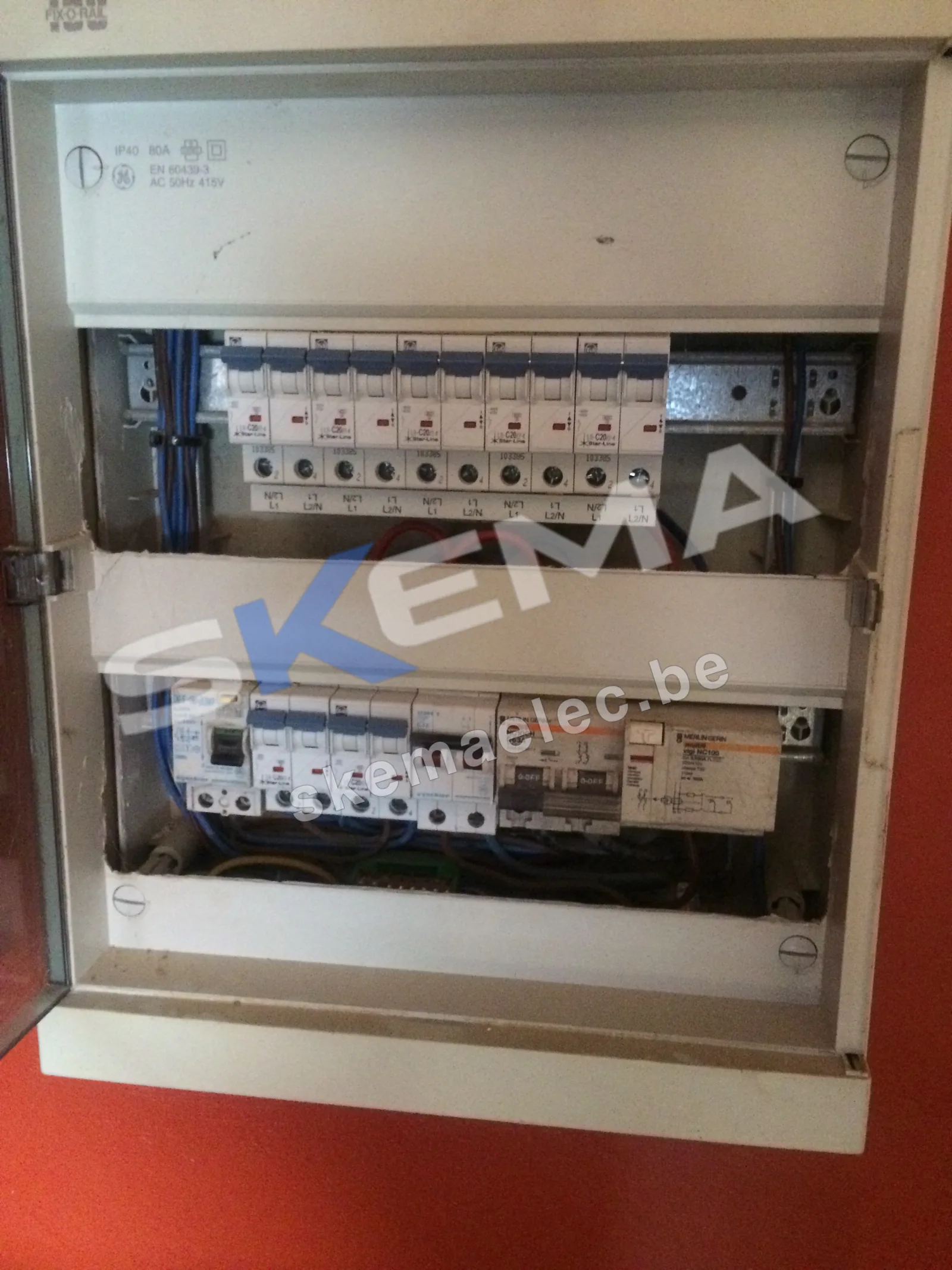 Façade de coffret électrique découpée de manière irrégulière